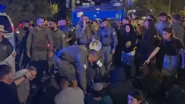 שוטרים מפנים פעילי ארגון צו 9 מכביש 1 שוטרים מפנים פעילי ארגון צו 9 מכביש 1