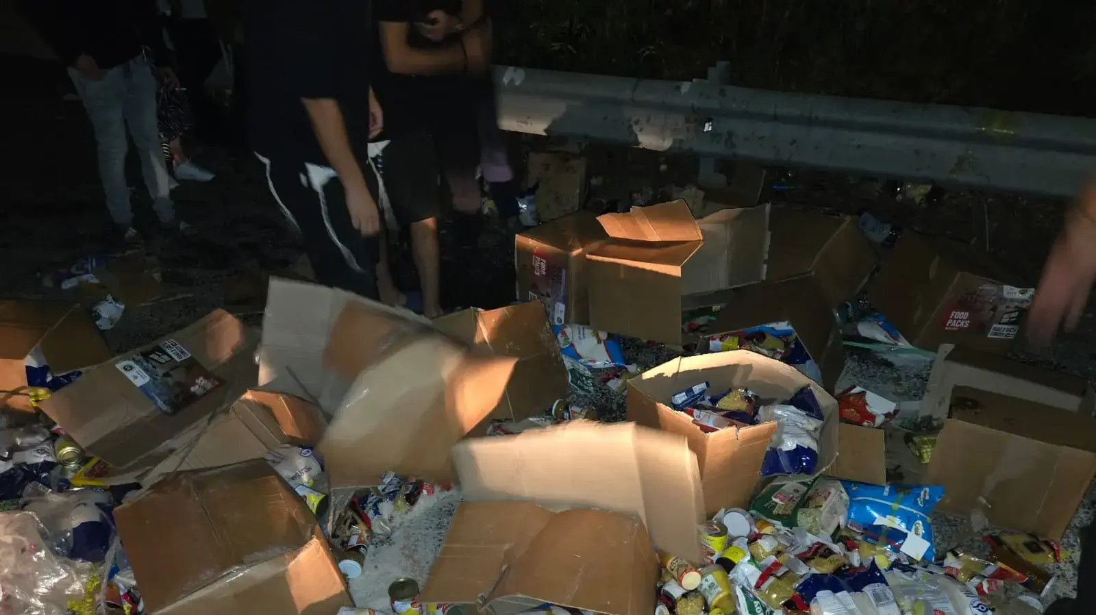 ארגזי סיוע הומניטרי שנזרקו מאחת המשאיות במחאה ארגזי סיוע הומניטרי שנזרקו מאחת המשאיות במחאה