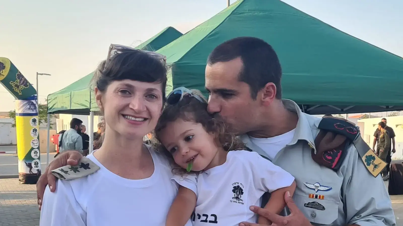 תומר גרינברג עם אשתו אשירה ובתם תומר גרינברג עם אשתו אשירה ובתם