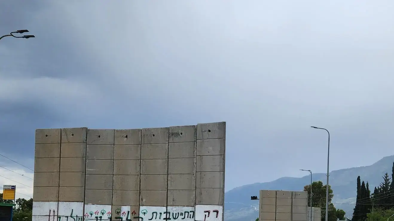 קירות מגן בצומת תל חי, מבט מצפון. קירות מגן בצומת תל חי, מבט מצפון.