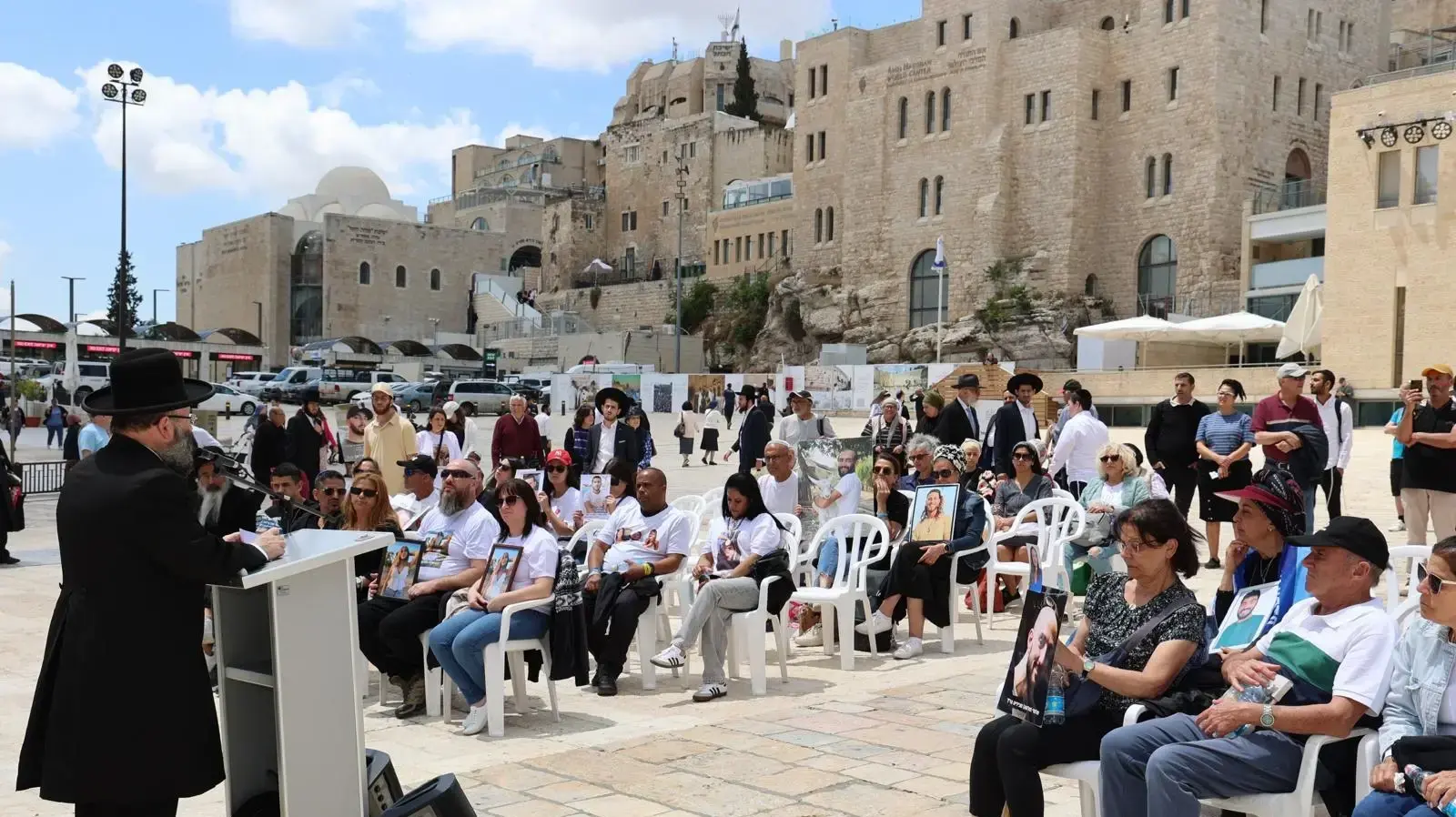 משפחות נרצחי הנובה בטקס זיכרון בכותל ירושלים משפחות נרצחי הנובה בטקס זיכרון בכותל ירושלים