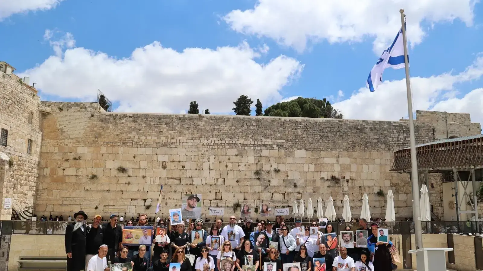 משפחות נרצחי הנובה בטקס זיכרון בכותל ירושלים משפחות נרצחי הנובה בטקס זיכרון בכותל ירושלים