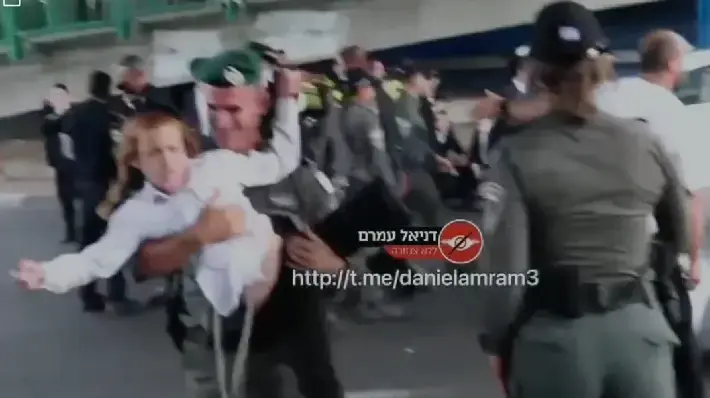 שוטר נושק לילד במהלך הפגנה בכביש 4