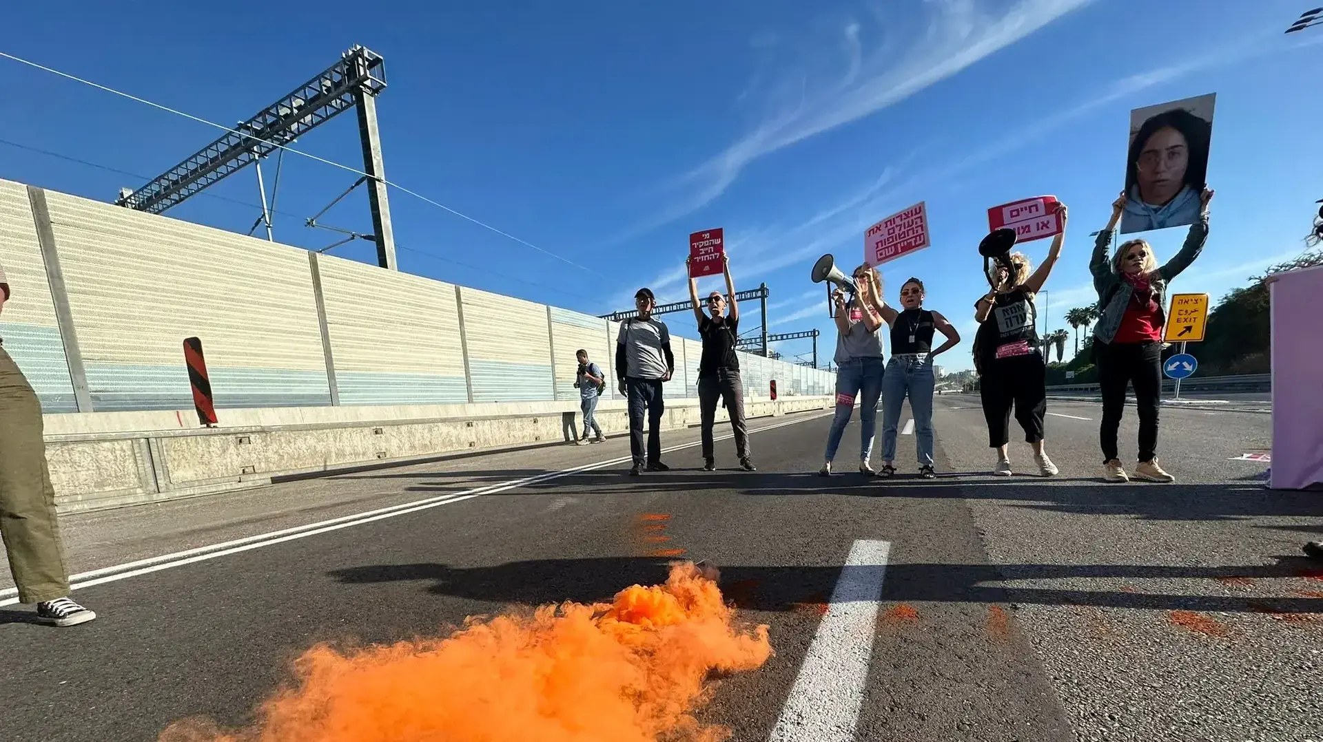 הפגנה בדרישה לשחרור חטופים וחסימת נתיבי איילון, 8 במאי 2024 הפגנה בדרישה לשחרור חטופים וחסימת נתיבי איילון, 8 במאי 2024