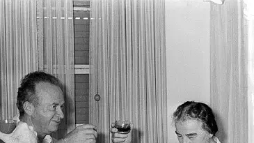 יוני 1974, רבין וגולדה מאיר בטקס פרידה מגולדה במשרד ראש הממשלה. יוני 1974, רבין וגולדה מאיר בטקס פרידה מגולדה במשרד ראש הממשלה.