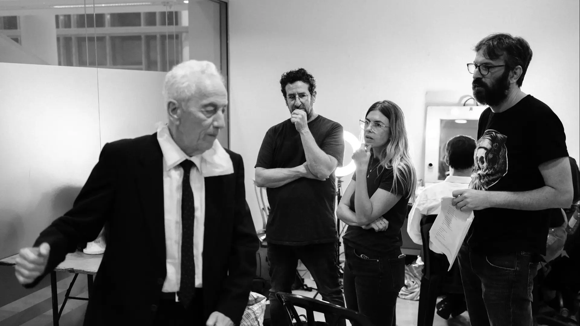 מוני מושונוב על סט הצילומים של "היהודים באים" עם יוצרי התכנית נטלי מרכוס ואסף בייזר מוני מושונוב על סט הצילומים של "היהודים באים" עם יוצרי התכנית נטלי מרכוס ואסף בייזר