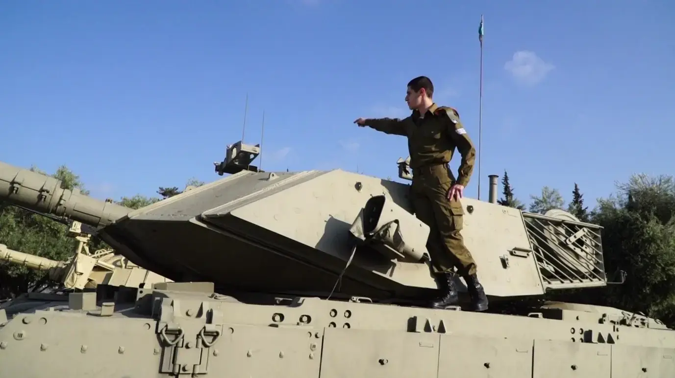 מצביא גייסות השריון. סמל יובל על טנק מג"ח 7 בלטרון. הוקרה ללוחמי השריון ולאביו. 