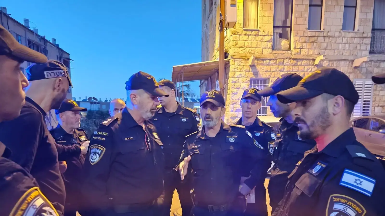 מפקד מחוז חוף ניצב דני לוי קיים הערכת מצב בזירת הרצח מפקד מחוז חוף ניצב דני לוי קיים הערכת מצב בזירת הרצח