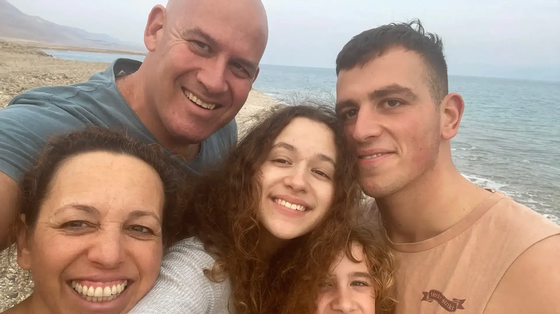 סמ"ר שחר כהן מבטח עם משפחתו סמ"ר שחר כהן מבטח עם משפחתו