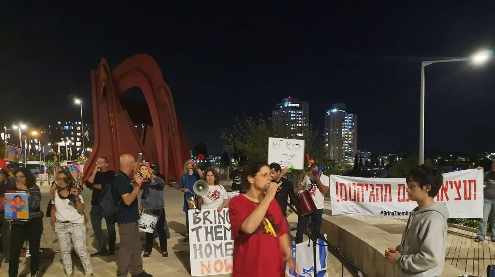 מחאת בני משפחות חטופים מחוץ לטקס המשואות, 9 במאי 2024 מחאת בני משפחות חטופים מחוץ לטקס המשואות, 9 במאי 2024