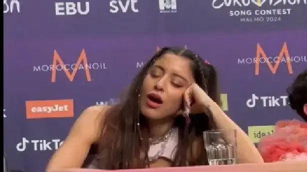 הזמרת היווניה מרינה סאטי "נרדמת" בזמן שעדן גולן מדברת אירוויזיון 2024 הזמרת היווניה מרינה סאטי "נרדמת" בזמן שעדן גולן מדברת אירוויזיון 2024