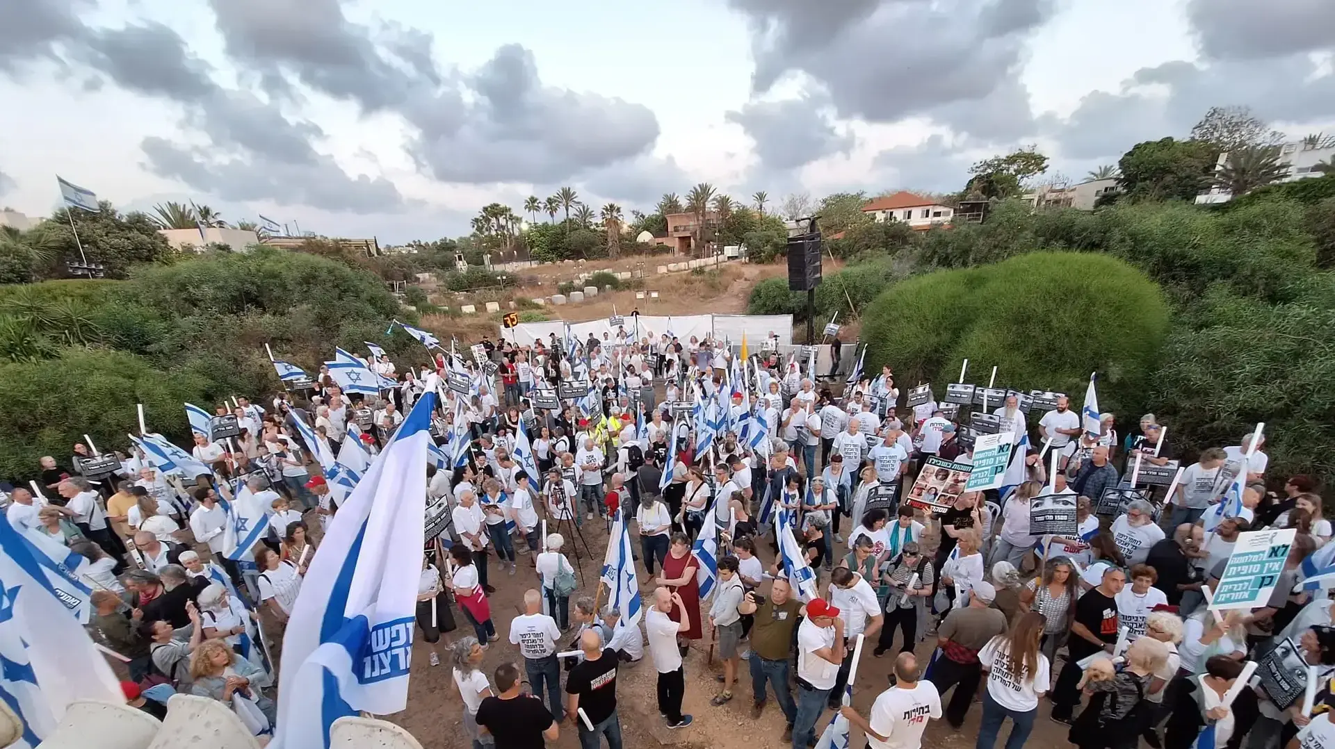 הפגנות בקיסריה סמוך לביתו של נתניהו למען החזרת החטופים ונגד הממשלה 11 במאי 2024 הפגנות בקיסריה סמוך לביתו של נתניהו למען החזרת החטופים ונגד הממשלה 11 במאי 2024