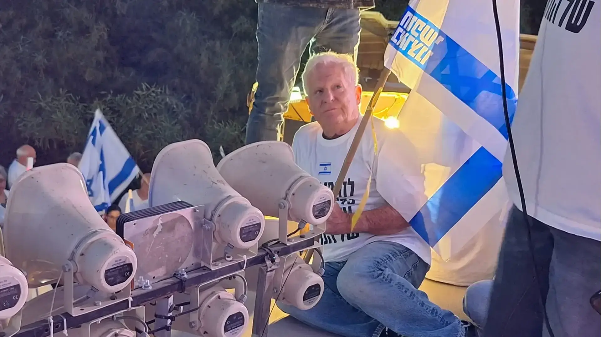 אלוף (מיל.) עמירם לוין על הטנק של לוחמי כיפור בהפגנות בקיסריה סמוך לביתו של נתניהו למען החזרת החטופים ונגד הממשלה 11 במאי 2024 אלוף (מיל.) עמירם לוין על הטנק של לוחמי כיפור בהפגנות בקיסריה סמוך לביתו של נתניהו למען החזרת החטופים ונגד הממשלה 11 במאי 2024