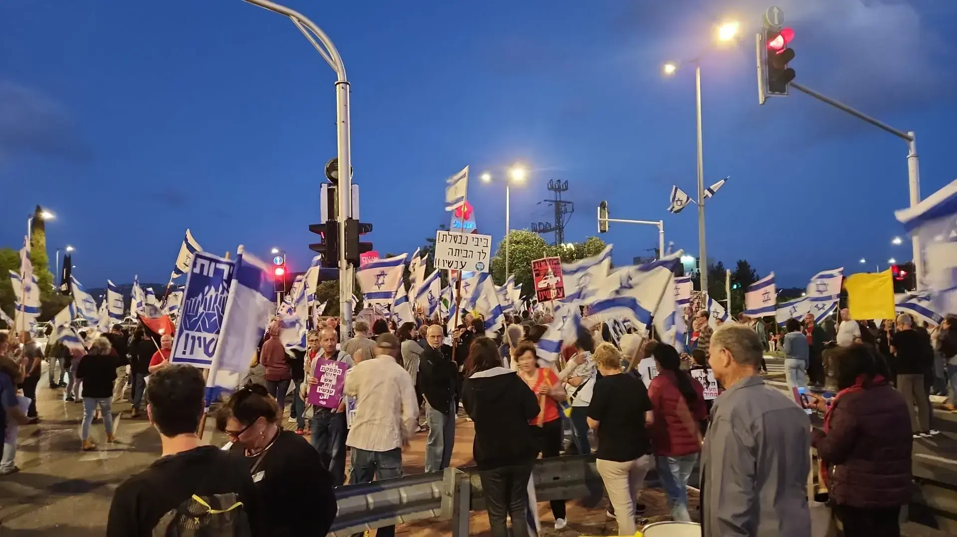 מפגינים חוסמים את כביש 85 בכרמיאל. קוראים לבחירות ולשחרור החטופים 11 במאי 2024 מפגינים חוסמים את כביש 85 בכרמיאל. קוראים לבחירות ולשחרור החטופים 11 במאי 2024