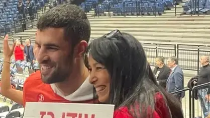 אתי רז, אימו של הלוחם עידן רז ז"ל, לצד שחקן הפועל תל אביב תומר גינת אתי רז, אימו של הלוחם עידן רז ז"ל, לצד שחקן הפועל תל אביב תומר גינת