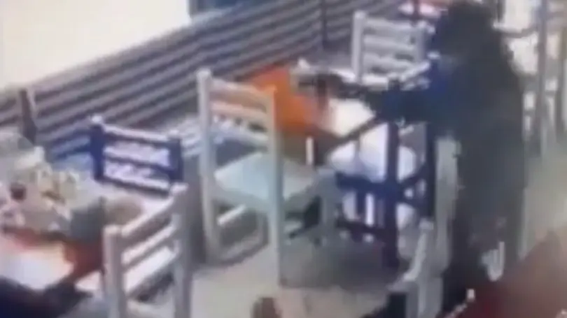 מצלמת האבטחה קלטה את ההתנקשות בדוגמנית לנדי פאראגה מצלמת האבטחה קלטה את ההתנקשות בדוגמנית לנדי פאראגה