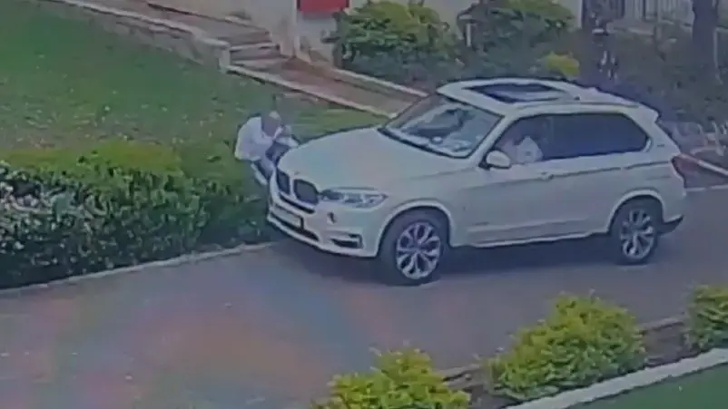 נפל אל תוך השיח: הולך רגל חומק מפגיעת רכב בטבריה