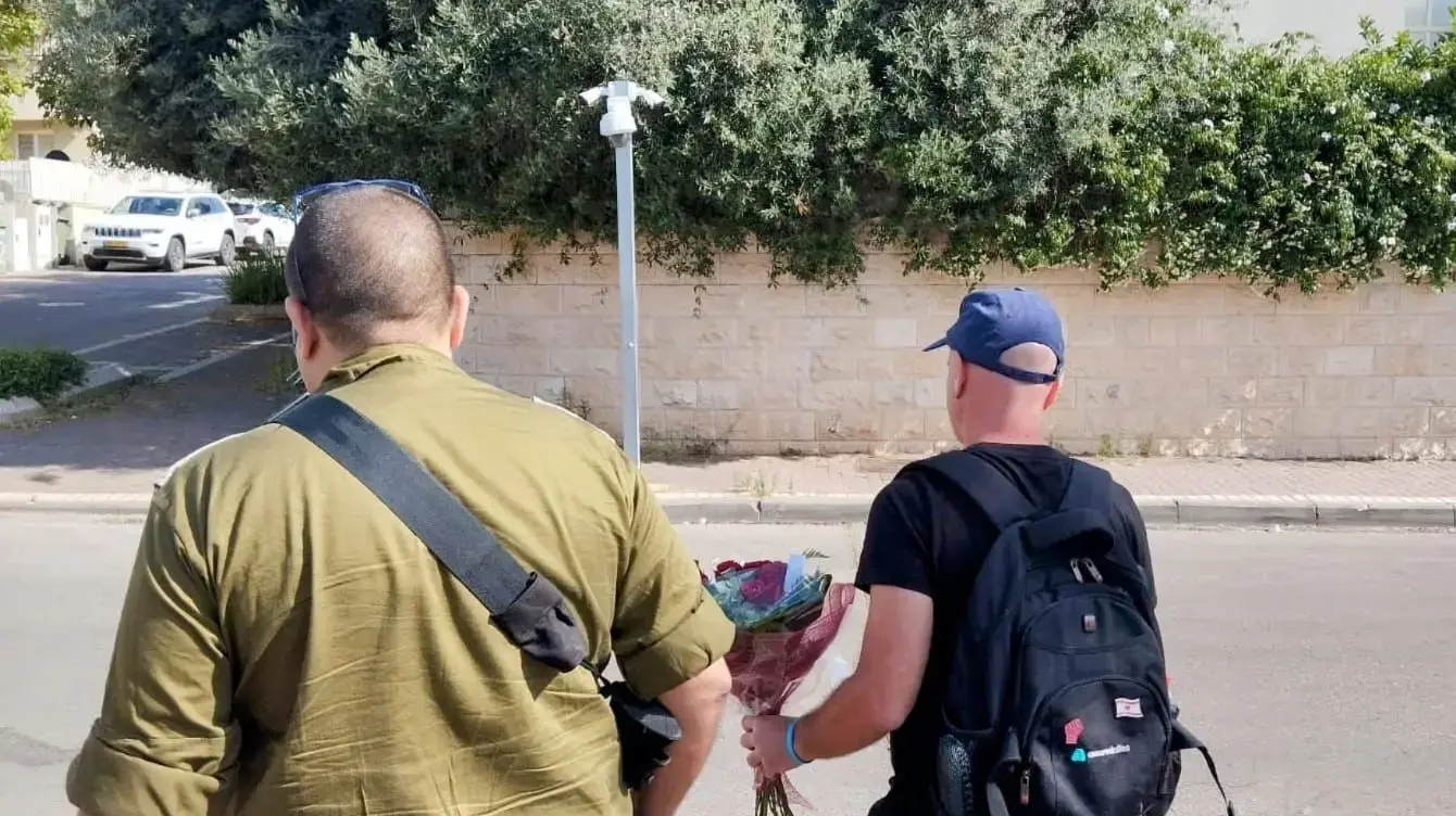 פעילי מחאה מרחובות הביאו לביתה של השרה עידית סילמן זר פרחים לכבוד יום הזיכרון, בצירוף מכתב. פעילי מחאה מרחובות הביאו לביתה של השרה עידית סילמן זר פרחים לכבוד יום הזיכרון, בצירוף מכתב.