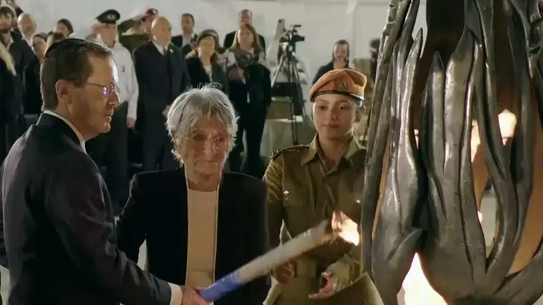 הנשיא -יצחק הרצוג בטקס ממלכת הדלקת נר זכרון בכותל הנשיא -יצחק הרצוג בטקס ממלכת הדלקת נר זכרון בכותל
