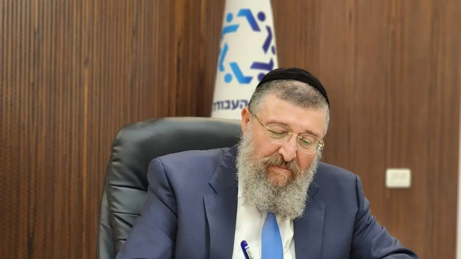שר העבודה יואב בן צור 