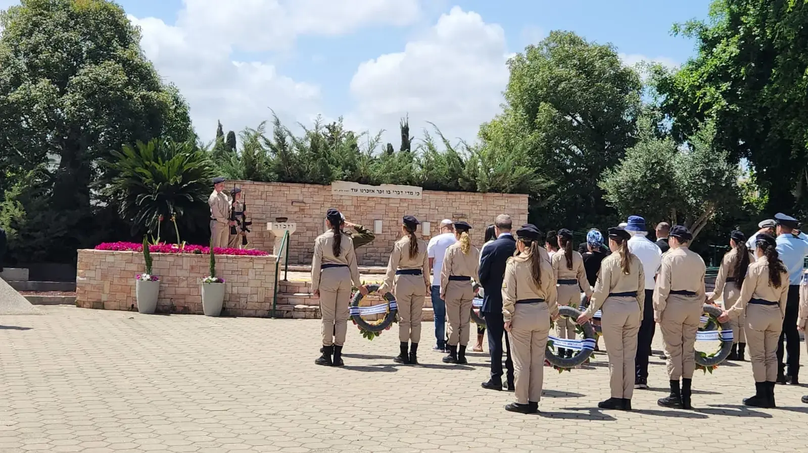 טקס יום הזיכרון בבית העלמין באשדוד טקס יום הזיכרון בבית העלמין באשדוד