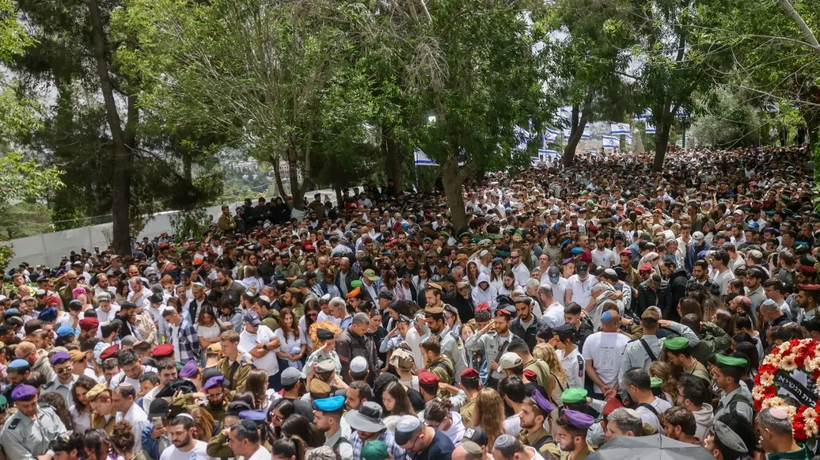 אנשים עומדים בצפירת יום הזיכרון, הר הרצל, 13 במאי 2024