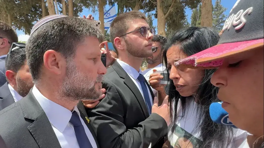 בצלאל סמוטריץ' עם עינב נגאוקר שבנה מתן חטוף בשבי חמאס, טקס יום הזיכרון בבית העלמין אופקים, 13 במאי 2024 בצלאל סמוטריץ' עם עינב נגאוקר שבנה מתן חטוף בשבי חמאס, טקס יום הזיכרון בבית העלמין אופקים, 13 במאי 2024