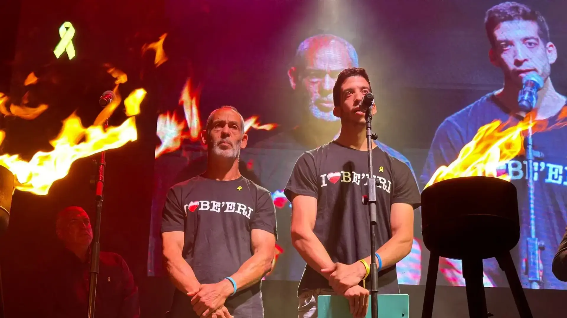 ליאור ועמוס אלון, תושבי בארי בטקס "כיבוי" המשואות באמפי שוני ליאור ועמוס אלון, תושבי בארי בטקס "כיבוי" המשואות באמפי שוני