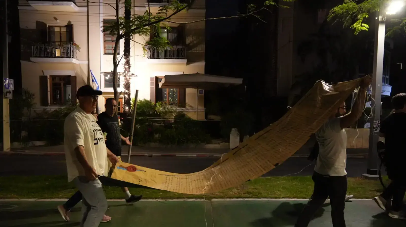 מגילת העצמאות בצעדה מכיכר הבימה על רוטשילד בערב יום העצמאות, 13 במאי 2024 (ליאור שגב Lior Segev) מגילת העצמאות בצעדה מכיכר הבימה על רוטשילד בערב יום העצמאות, 13 במאי 2024 (ליאור שגב Lior Segev)