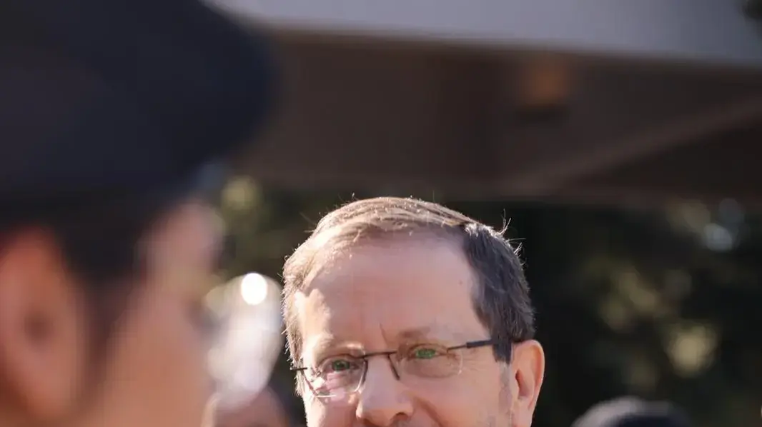 הרצוג נשיא המדינה פותח את טקס החיילים המצטיינים לציון יום העצמאות ה-76 של מדינת ישראל הרצוג נשיא המדינה פותח את טקס החיילים המצטיינים לציון יום העצמאות ה-76 של מדינת ישראל