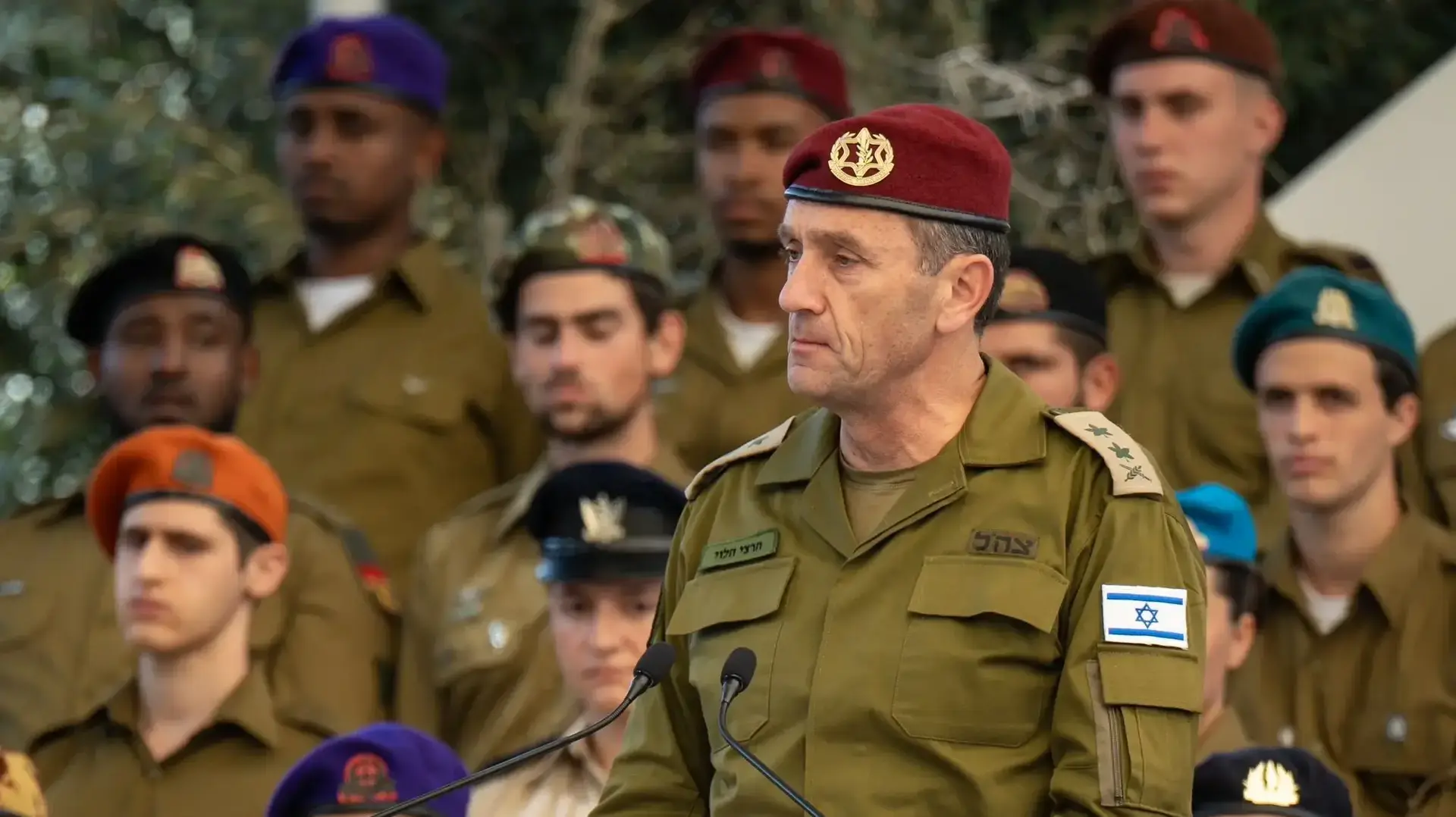 הרמטכ"ל הרצי הלוי בטקס החיילים המצטיינים בבית הנשיא לציון יום העצמאות ה-76 של מדינת ישראל הרמטכ"ל הרצי הלוי בטקס החיילים המצטיינים בבית הנשיא לציון יום העצמאות ה-76 של מדינת ישראל