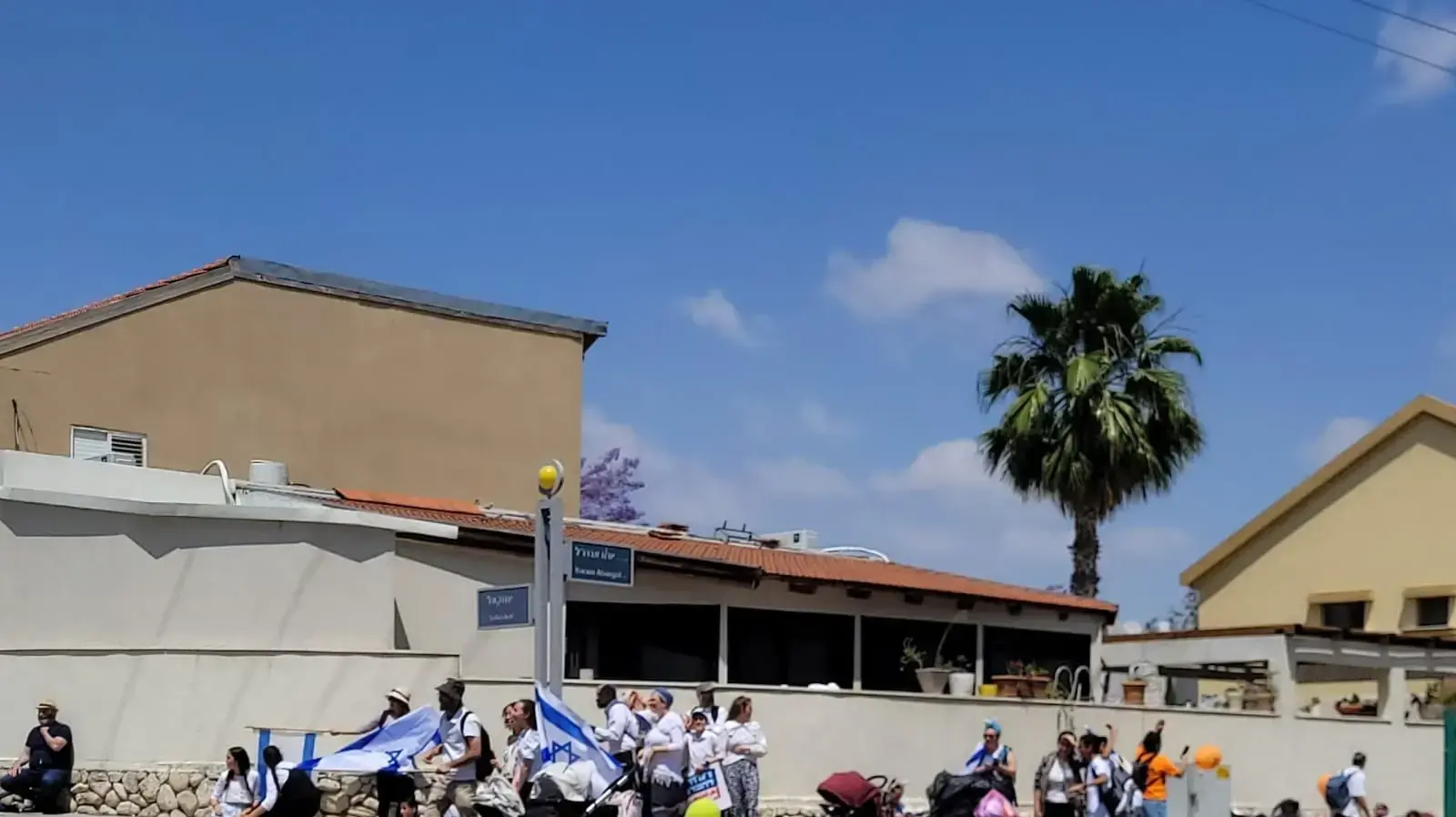 יום העצמאות בשדרות, יירוטים מעל ראשיהם של מאות תושבים במהלך צעדה בעיר יום העצמאות בשדרות, יירוטים מעל ראשיהם של מאות תושבים במהלך צעדה בעיר