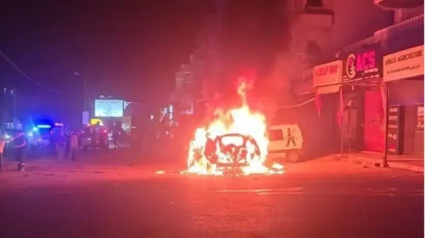 רכב בדרום לבנון עולה באש לאחר שהופצץ בידי צה"ל לפי דיווחים רכב בדרום לבנון עולה באש לאחר שהופצץ בידי צה"ל לפי דיווחים