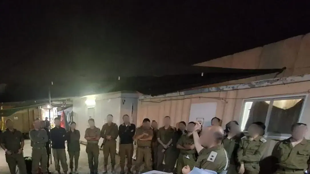 קצין המודיעין של אוגדה 98 עם החיילים לאחר הפציעה קצין המודיעין של אוגדה 98 עם החיילים לאחר הפציעה