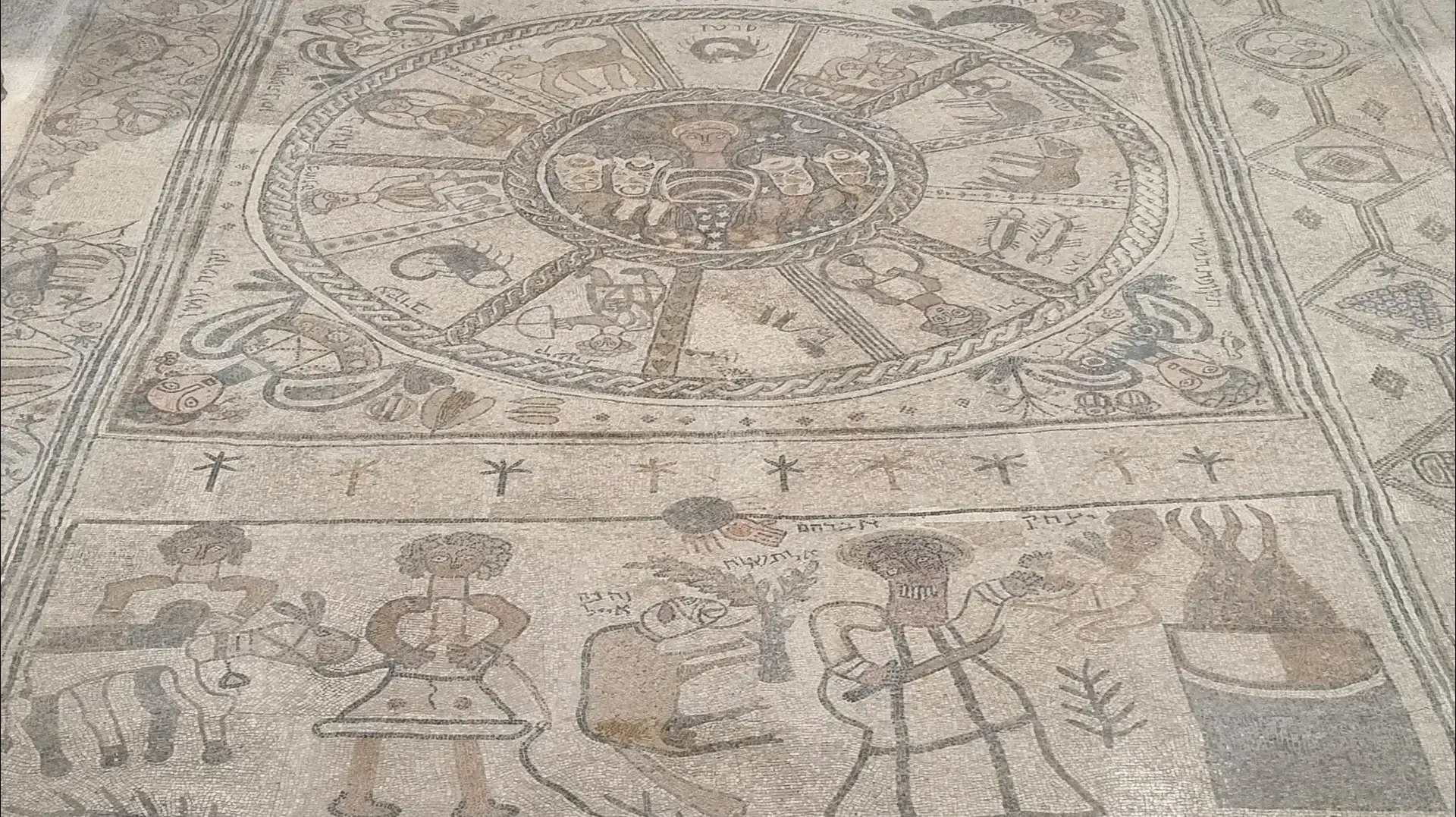 עקידת יצחק וגלגל המזלות, קטע מרצפת הפסיפס בביה"כ העתיק בבית אלפא עקידת יצחק וגלגל המזלות, קטע מרצפת הפסיפס בביה"כ העתיק בבית אלפא
