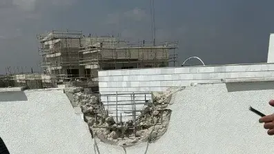 פגיעה ישירה בשכונה בשדרות פגיעה ישירה בשכונה בשדרות