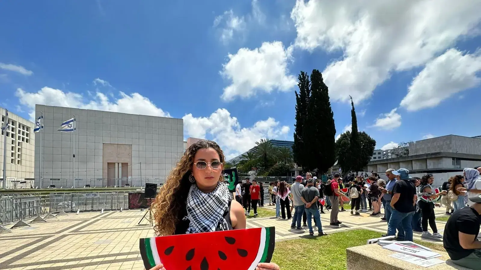 נור, סטודנטית באוניברסיטה. המפגינים אוחזים בשלטים עם ציור אבטיח, מסמלי המאבק הפלסטיניא וניברסיטת תל אביב .15 במאי 2024 נור, סטודנטית באוניברסיטה. המפגינים אוחזים בשלטים עם ציור אבטיח, מסמלי המאבק הפלסטיניא וניברסיטת תל אביב .15 במאי 2024