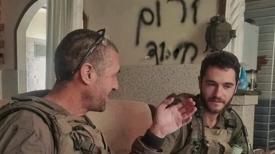 רועי בית יעקב במפגש עם אביו אבידן במהלך הקרבות בעזה רועי בית יעקב במפגש עם אביו אבידן במהלך הקרבות בעזה