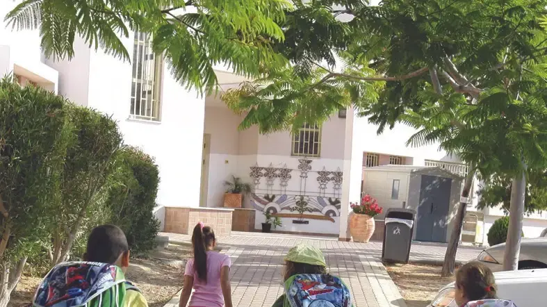 תלמידים בדרך לבית הספר תלמידים בדרך לבית הספר