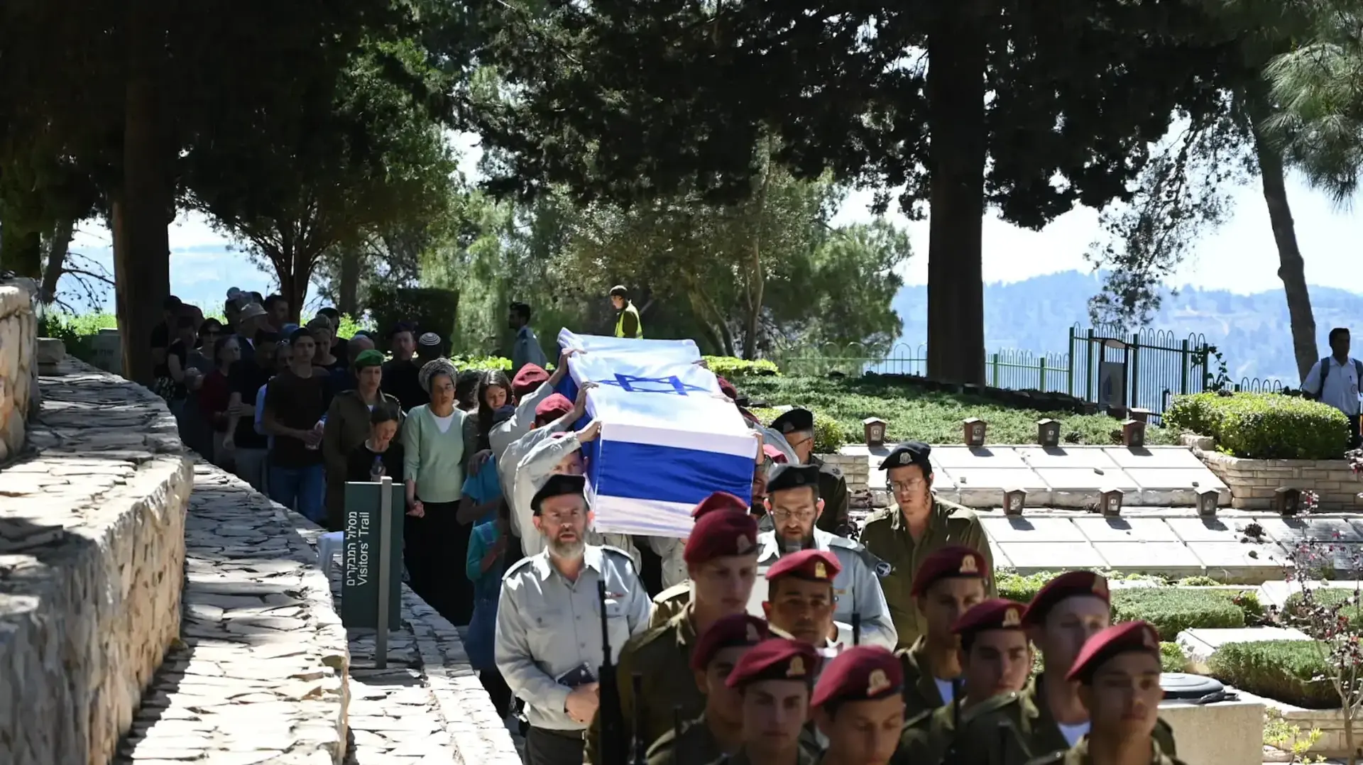 הלוויתו של רועי בית יעקב בהר הרצל
16 במאי 2024 הלוויתו של רועי בית יעקב בהר הרצל
16 במאי 2024
