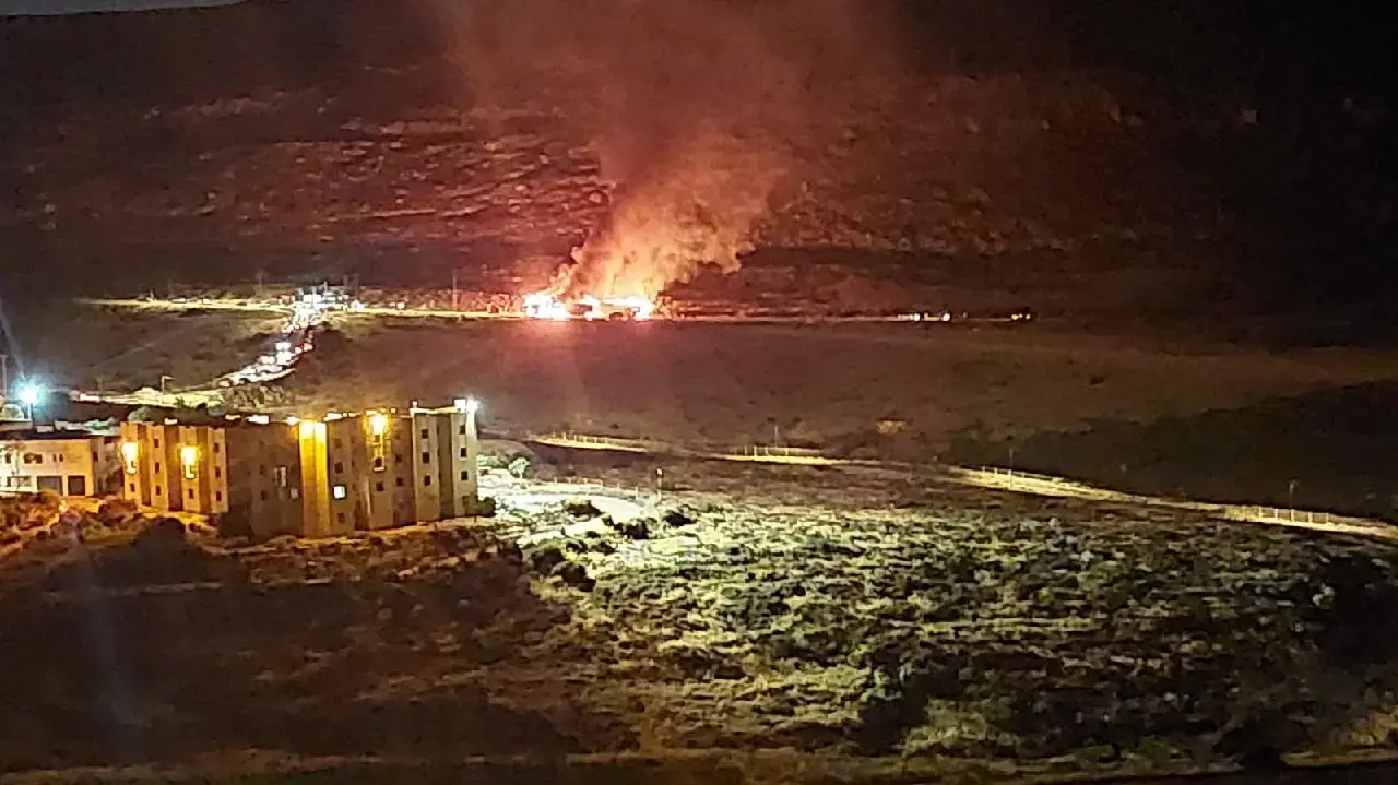 משאית הוצתה במוך לצומת כוכב השחר, לאחר שמתנחלים חשדו שמדובר בסיוע הומניטרי לעזה משאית הוצתה במוך לצומת כוכב השחר, לאחר שמתנחלים חשדו שמדובר בסיוע הומניטרי לעזה