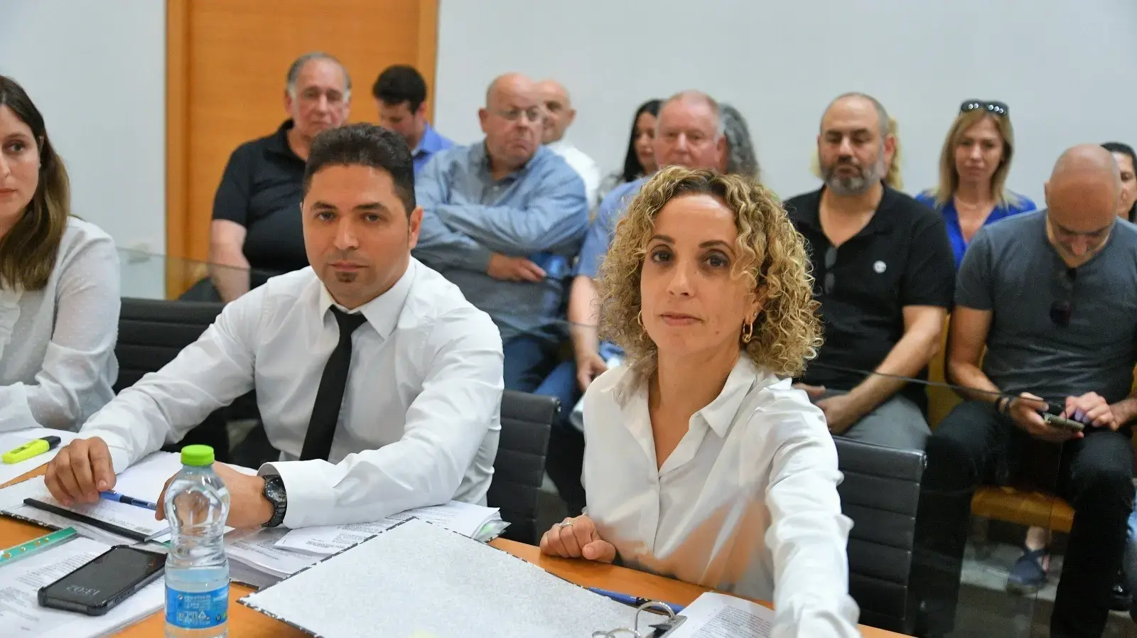עו״ד ימית קליין בדיון (מאחור משמאל ראש העיר יונה יהב) עו״ד ימית קליין בדיון (מאחור משמאל ראש העיר יונה יהב)