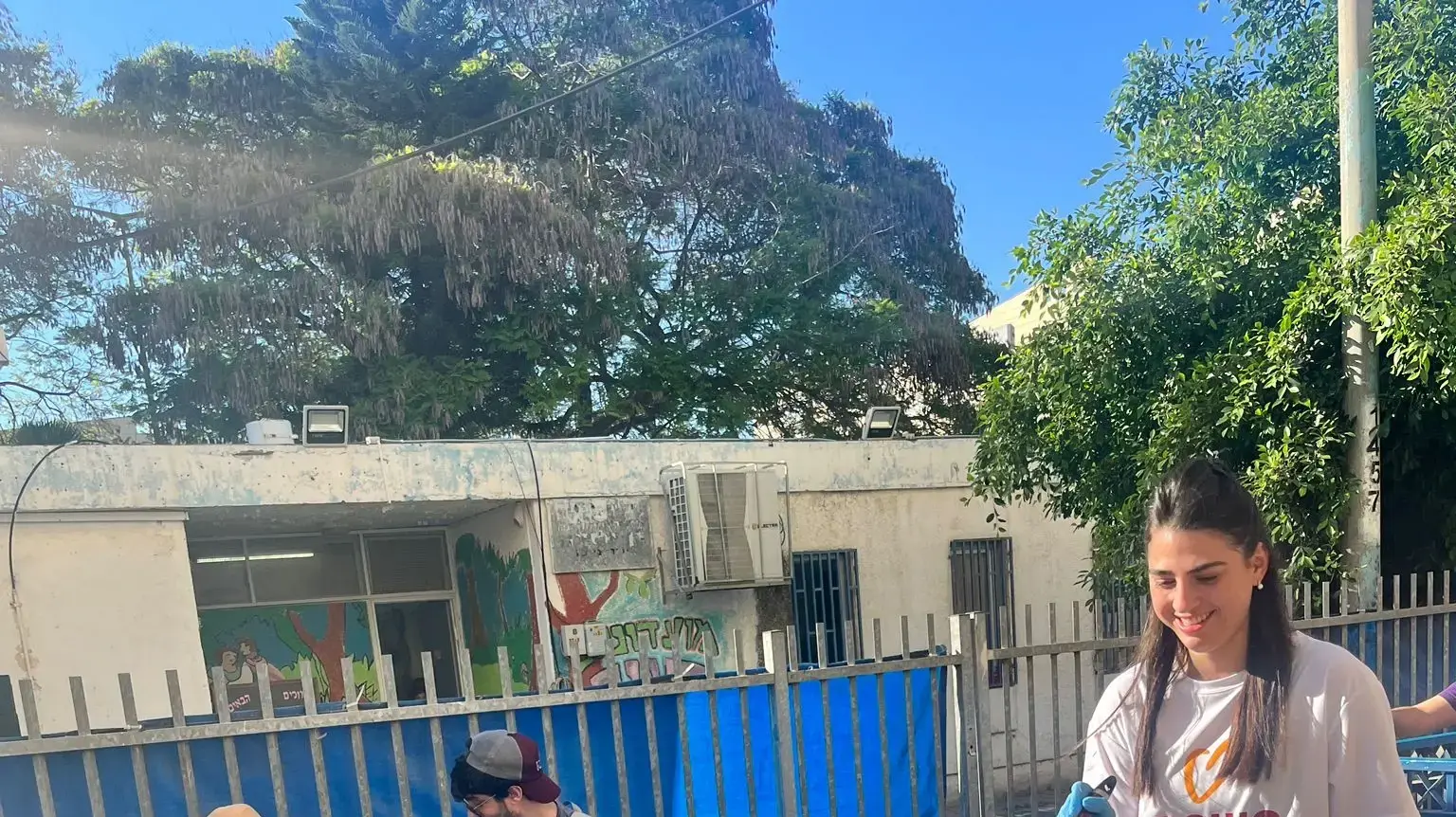 אירוע התנדבות מרגש התקיים בעיר לוד במהלכו בני משפחתו וחבריו מהצוות של רס"ן איליי לוי שנפל בלחימה בעזה שיפצו וניקו שכונה בעיר יחד עם תושביה בליווי עמותת "עושים שכונה".
אירוע התנדבות מרגש התקיים בעיר לוד במהלכו בני משפחתו וחבריו מהצוות של רס"ן איליי לוי שנפל בלחימה בעזה שיפצו וניקו שכונה בעיר יחד עם תושביה בליווי עמותת "עושים שכונה".