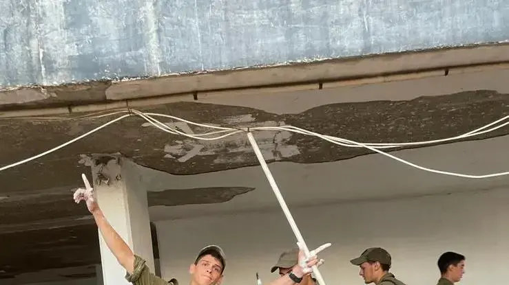 אירוע התנדבות מרגש התקיים בעיר לוד במהלכו בני משפחתו וחבריו מהצוות של רס"ן איליי לוי שנפל בלחימה בעזה שיפצו וניקו שכונה בעיר יחד עם תושביה בליווי עמותת "עושים שכונה". אירוע התנדבות מרגש התקיים בעיר לוד במהלכו בני משפחתו וחבריו מהצוות של רס"ן איליי לוי שנפל בלחימה בעזה שיפצו וניקו שכונה בעיר יחד עם תושביה בליווי עמותת "עושים שכונה".
