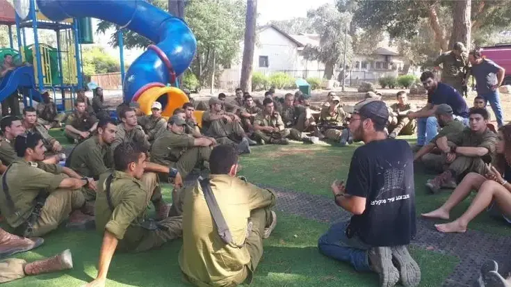 אירוע התנדבות מרגש התקיים בעיר לוד במהלכו בני משפחתו וחבריו מהצוות של רס"ן איליי לוי שנפל בלחימה בעזה שיפצו וניקו שכונה בעיר יחד עם תושביה בליווי עמותת "עושים שכונה".