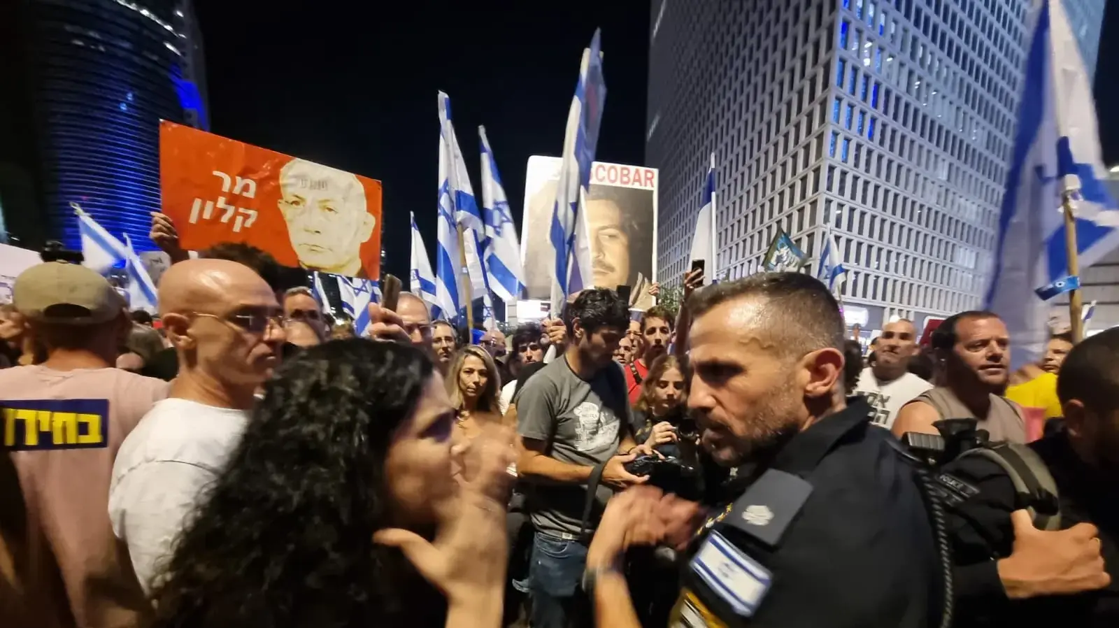 הפגנות נגד הממשלה-מוחים ירדו לאיילון צפון וחסמו את התנועה הפגנות נגד הממשלה-מוחים ירדו לאיילון צפון וחסמו את התנועה
