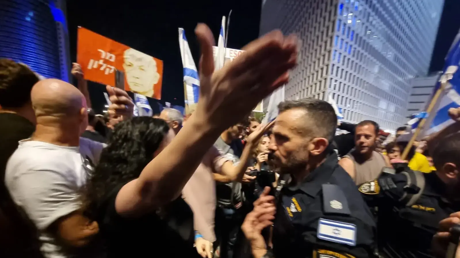 הפגנות נגד הממשלה-מוחים ירדו לאיילון צפון וחסמו את התנועה הפגנות נגד הממשלה-מוחים ירדו לאיילון צפון וחסמו את התנועה