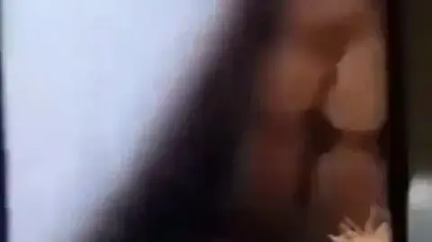 הדלת ברצפה מאחוריה התגלה השבוי עומאר בן עומרן הדלת ברצפה מאחוריה התגלה השבוי עומאר בן עומרן