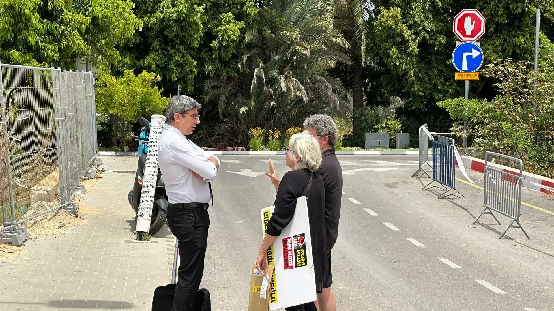 גדי וראומה קדם מחוץ לתחנת משטרת ת"א עם עו״ד ניר אלפסה, 19 במאי 2024 גדי וראומה קדם מחוץ לתחנת משטרת ת"א עם עו״ד ניר אלפסה, 19 במאי 2024