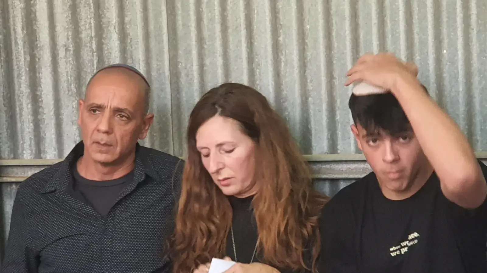 הוריה ואחיה של שני לוק בלוויה 19 במאי 2024 הוריה ואחיה של שני לוק בלוויה 19 במאי 2024